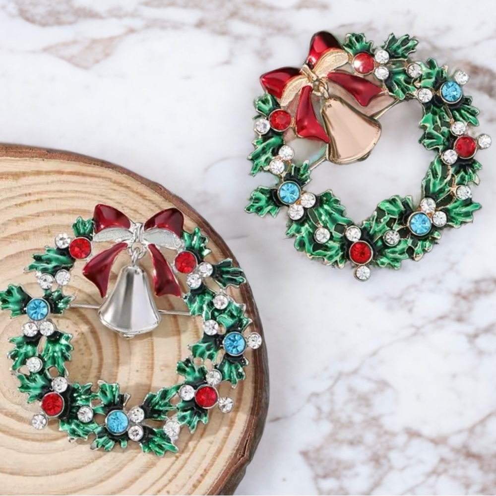 🌼 Christmas Brooch Wreath with Bell Charm Gold or Silver Tone